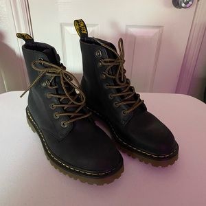 excellent condition matte black size 8 dr martens doc martens